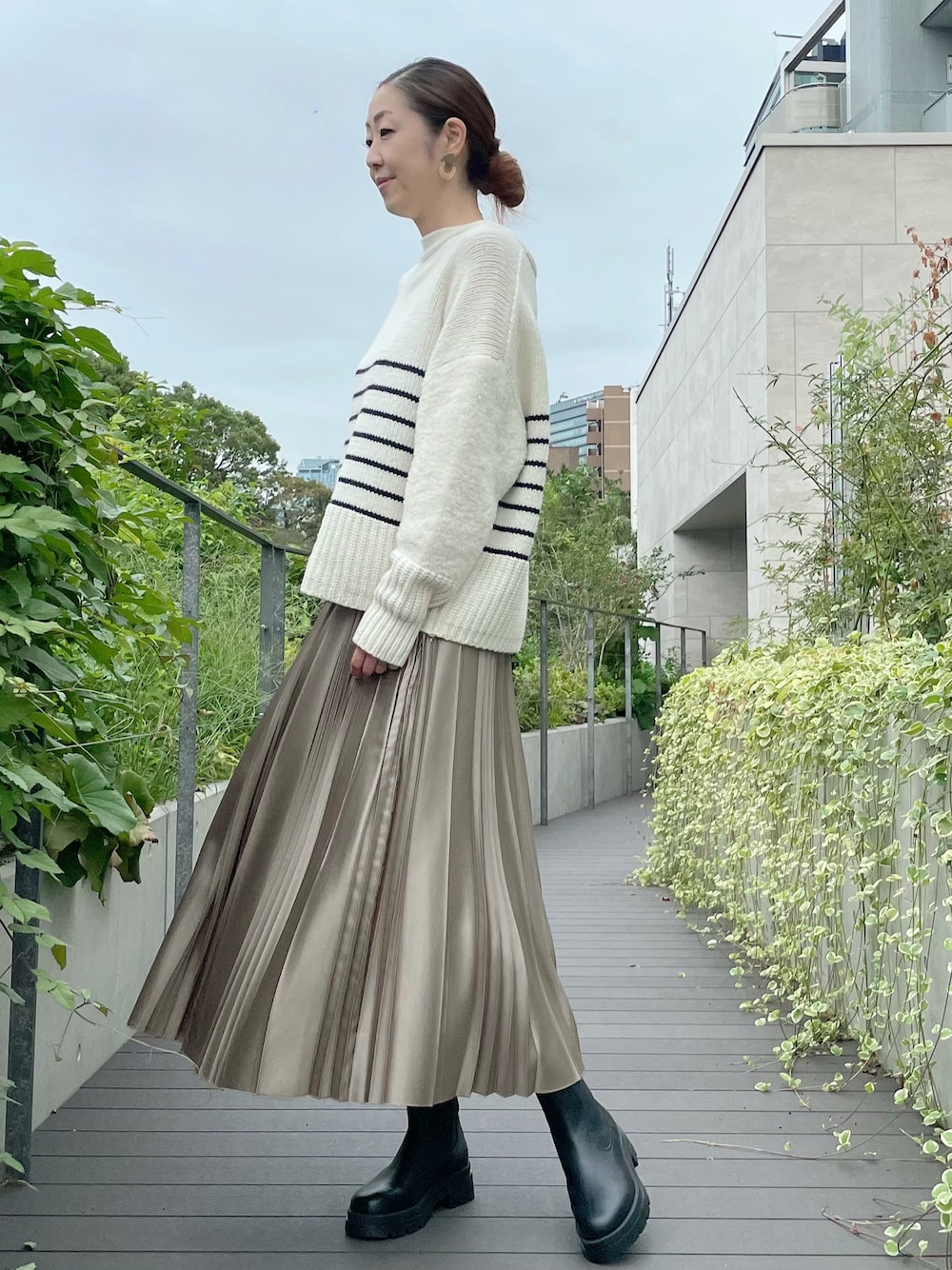 「ブーツ、カジュアル、ボーダー、プリーツスカート、ダイヤモンド、ボリュームニット、オトナ女子、だから秋服が好き」｜「Luftrobeのアイテム（ニット/セーター、ホワイト系）」を使った、ayakaさん（レディース・170cm）の秋コーディネートの1枚目の写真