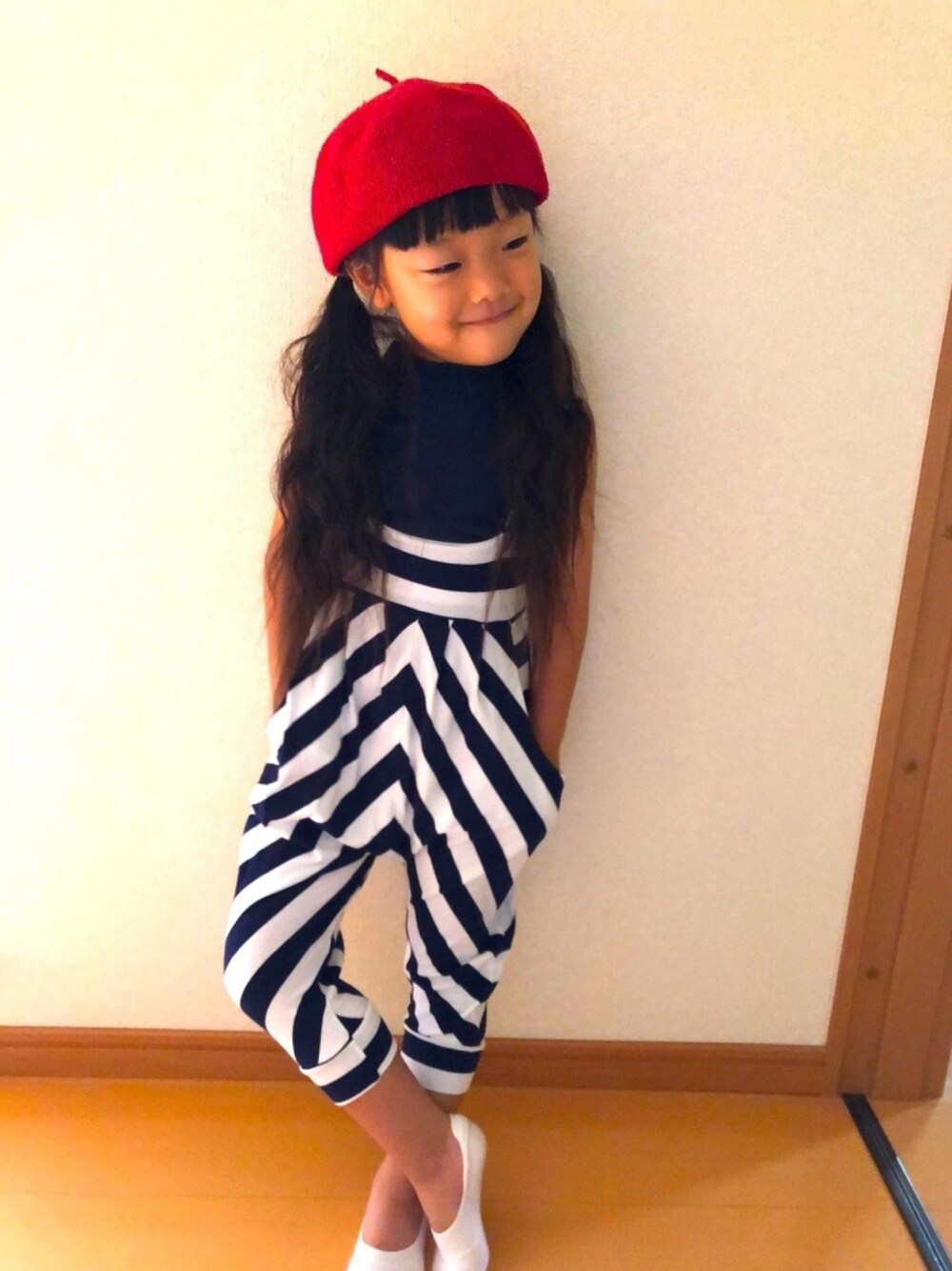 「韓国子供服、ボーダー、サロペット、ノースリーブ、ようさん」｜「韓国子供服のアイテム（パンツ、ホワイト系）」を使った、宮田佳永子さん（キッズ・120cm）の春コーディネートの1枚目の写真