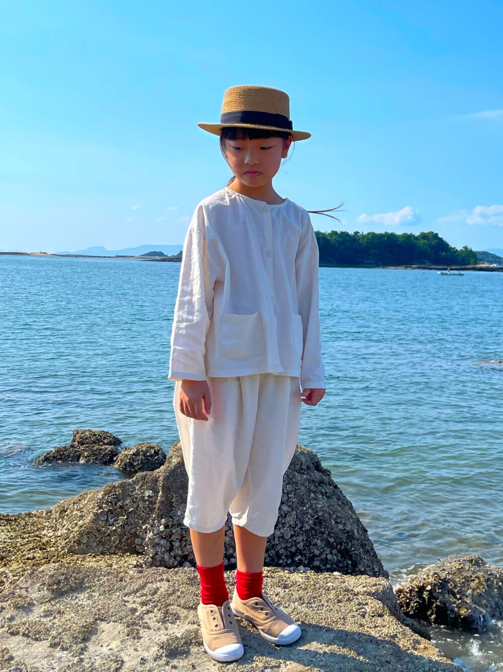 「カジュアル、シンプル、休日スタイル、プチプラ、韓国子供服、カンカン帽、キッズファッション、セットアップ、ようさん」｜「韓国子供服のアイテム（ハット、ベージュ系）」を使った、宮田佳永子さん（キッズ・125cm）の秋コーディネートの1枚目の写真
