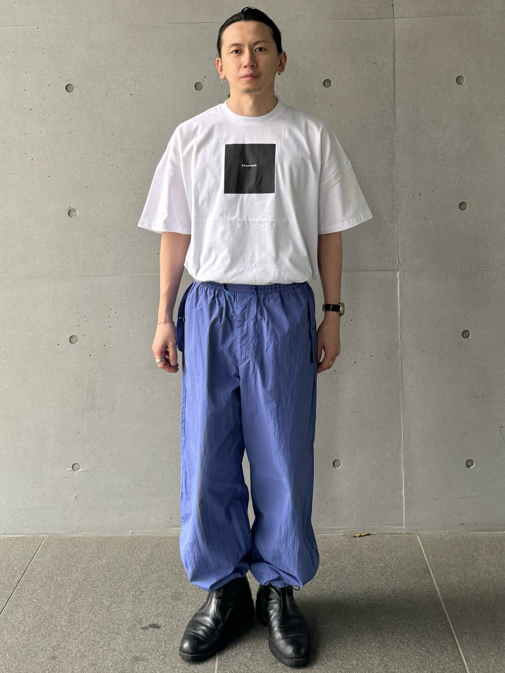 ホワイト系のTシャツ/カットソー、パープル系のその他パンツを着用したメンズの夏コーディネートの1枚目の写真