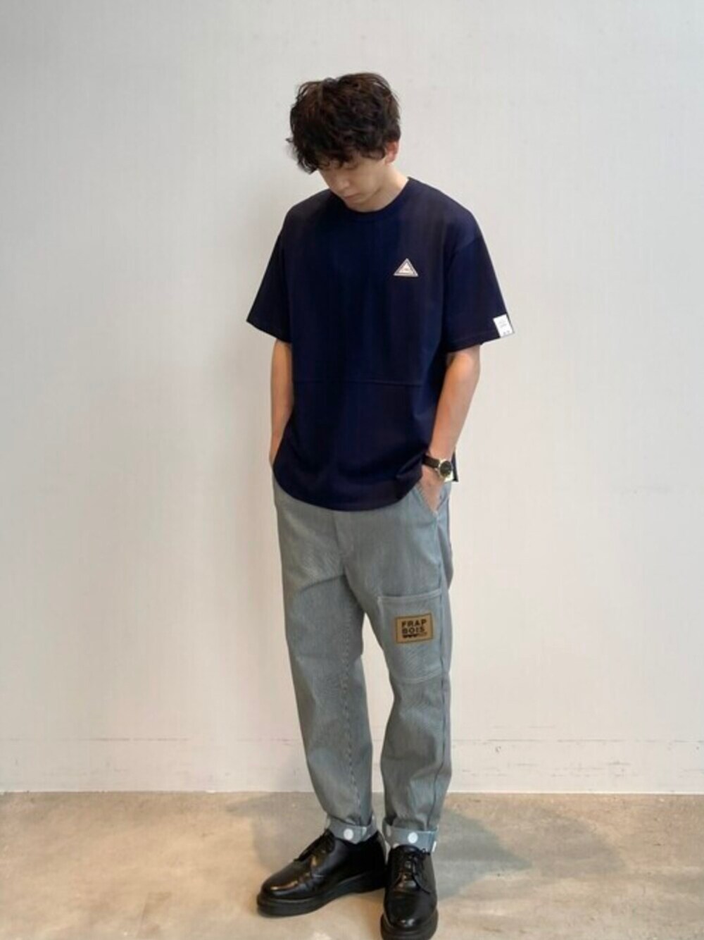 ブルー系のTシャツ/カットソー、その他のその他パンツを着用したメンズの夏コーディネートの1枚目の写真