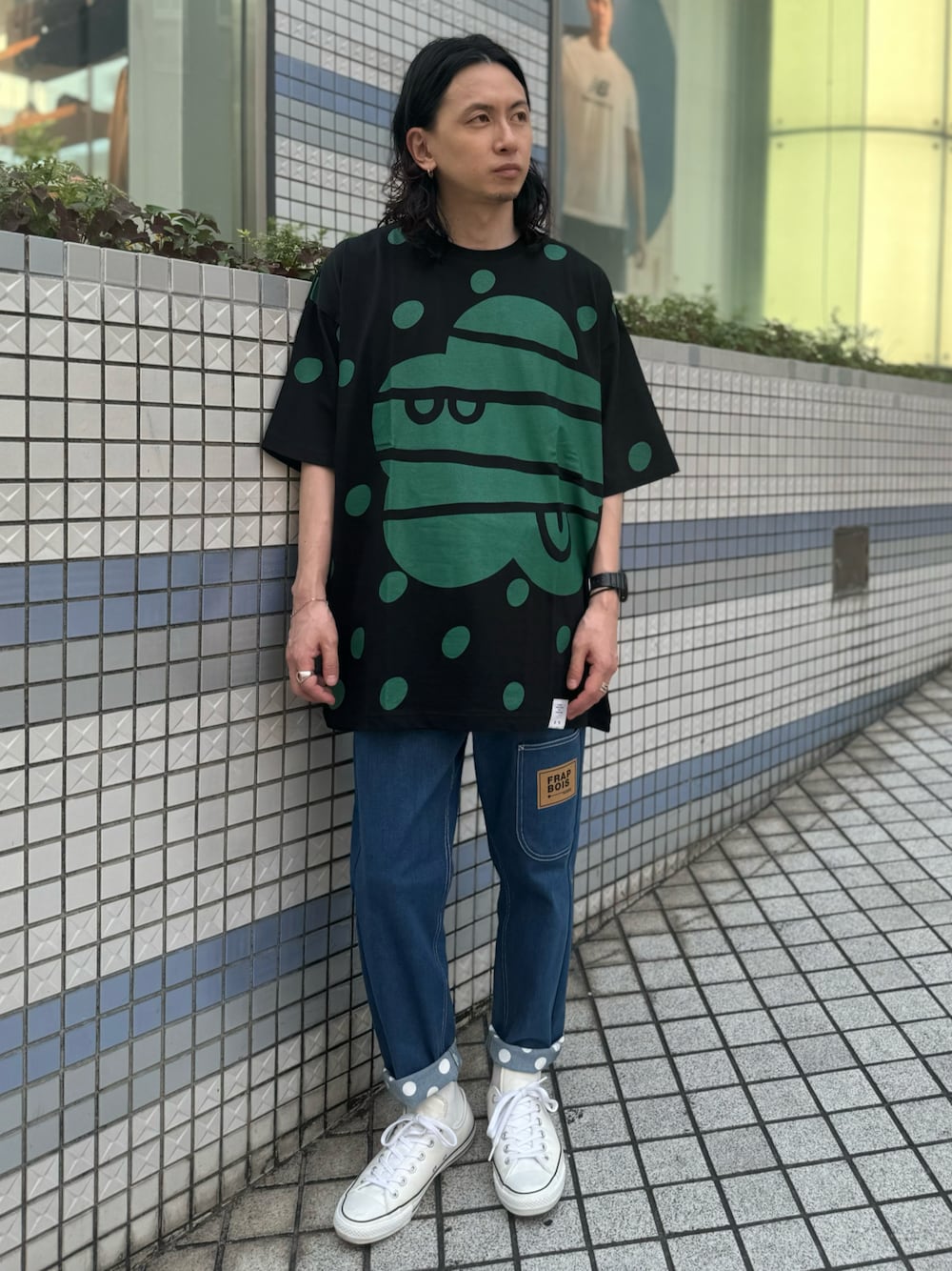 ブルー系のその他パンツ、ブラック系のTシャツ/カットソーを着用したメンズの夏コーディネートの1枚目の写真
