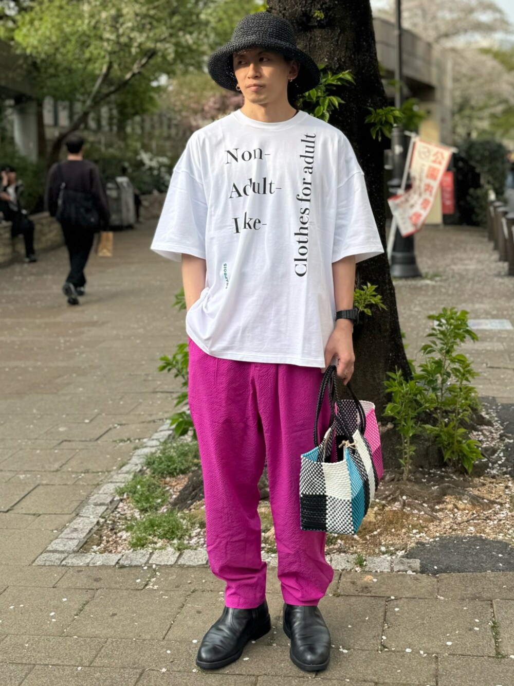 「メンズファッション、春のNewスタイル、お出かけコーデ、40代ファッション、ロゴT、Tシャツ、カラーパンツ、メルカドバッグ、麦わら帽子、初夏コーデ、ジェンダーレス、フラボア、FRAPBOIS」｜「FRAPBOISのトリコハット（ハット、ブラック系）」を使った、kamadaさん（メンズ・169cm）の春コーディネートの1枚目の写真
