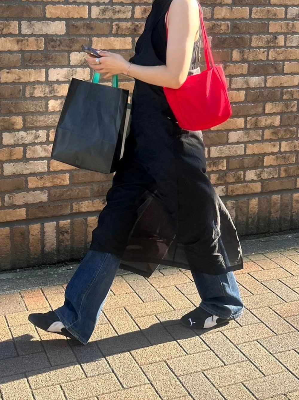「shesaidthat、PUMA、スピードキャット、ブラックコーデ、古着MIX」｜「shesaidthatのアイテム（トートバッグ、レッド系）」を使った、mnkさん（レディース・161cm）の夏コーディネートの1枚目の写真
