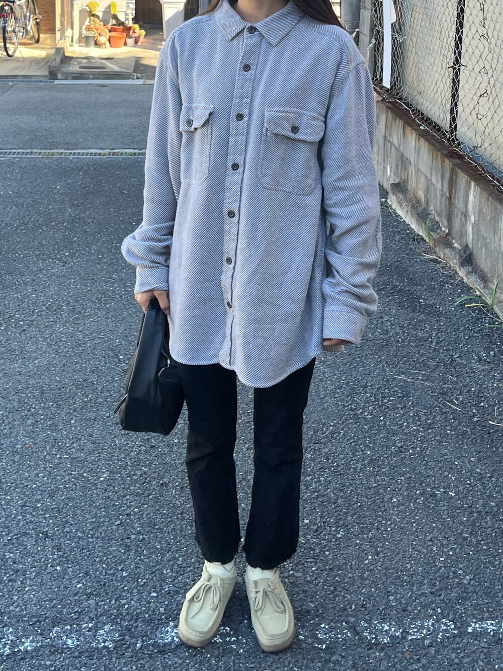 「古着コーデ、古着ミックス、ウールリッチ、ウールシャツ、ネルシャツ、シャツコーデ、クラークス、ワラビー」｜「WOOLRICHのアイテム（シャツ/ブラウス、グレー系）」を使った、mnkさん（レディース・161cm）の秋コーディネートの1枚目の写真