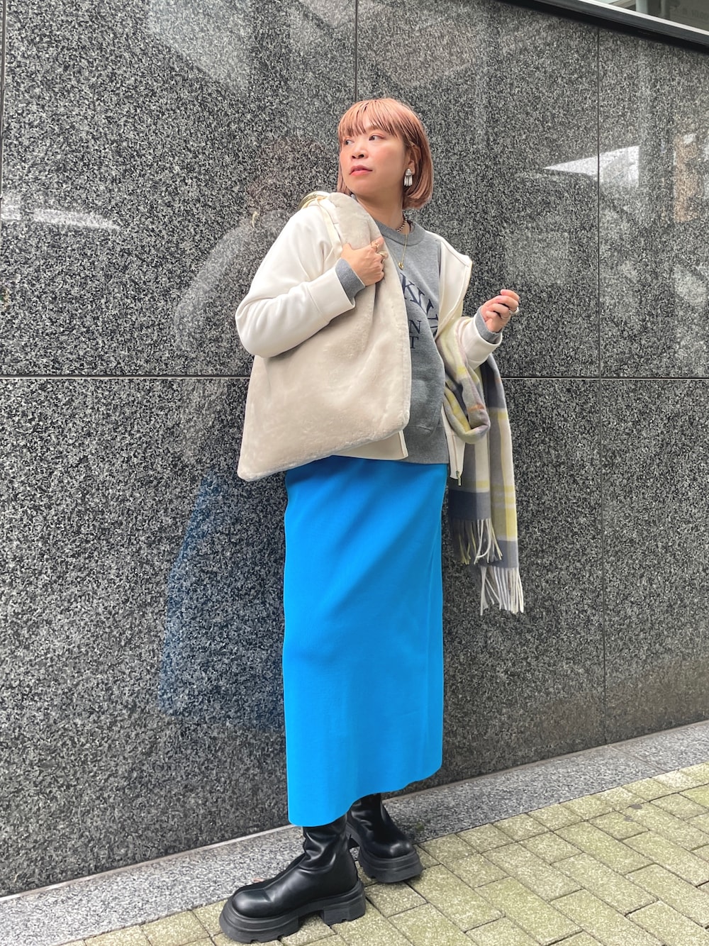 ブルー系のスカート、グレー系のスウェット、ホワイト系のパーカーを着用したレディースの秋コーディネートの1枚目の写真