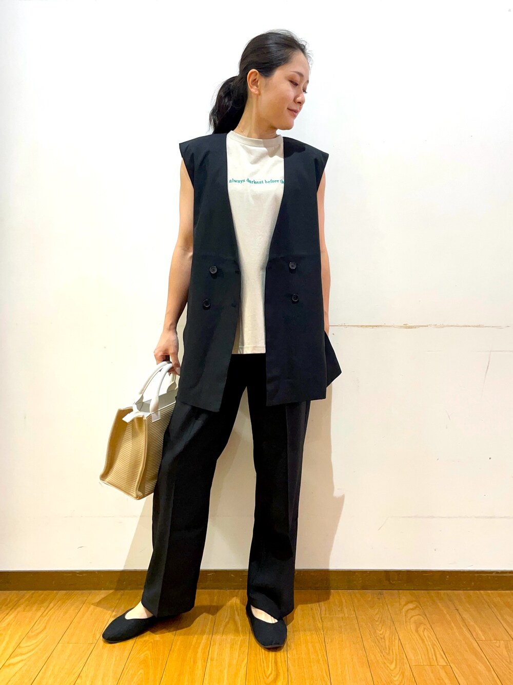 「きれいめカジュアル、休日スタイル、ショルダーバッグ、夏コーデ、お出かけコーデ、シンプルスタイル、おでかけコーデ、パンツスタイル、大人可愛い、キルティング、ロゴT、ベスト、セットアップ」｜「ITEMS URBANRESEARCHのショルダータックロゴTシャツ（Tシャツ/カットソー、グレー系）」を使った、Mizukiさん（レディース・163cm）の夏コーディネートの1枚目の写真