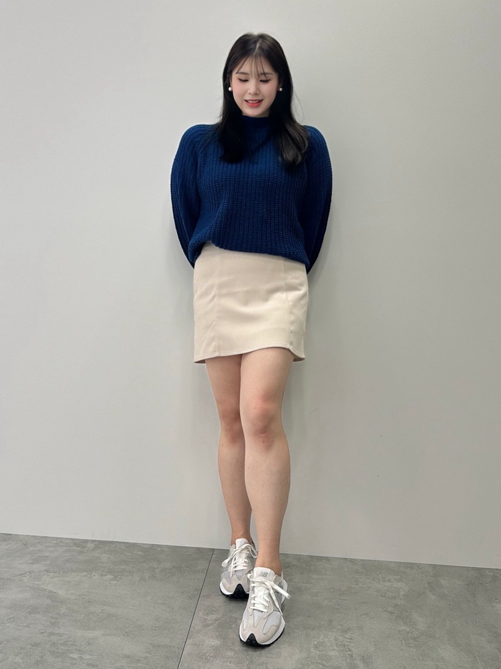 「大人カジュアル、ニット、韓国ファッション、ミニスカート、高身長女子、プチプラ、着回しコーデ、シンプルコーデ、きれいめカジュアル、おでかけコーデ」｜「earth music&ecologyのミニスカート（スカート、ベージュ系）」を使った、jiyeonさん（レディース・170cm）の冬コーディネートの1枚目の写真