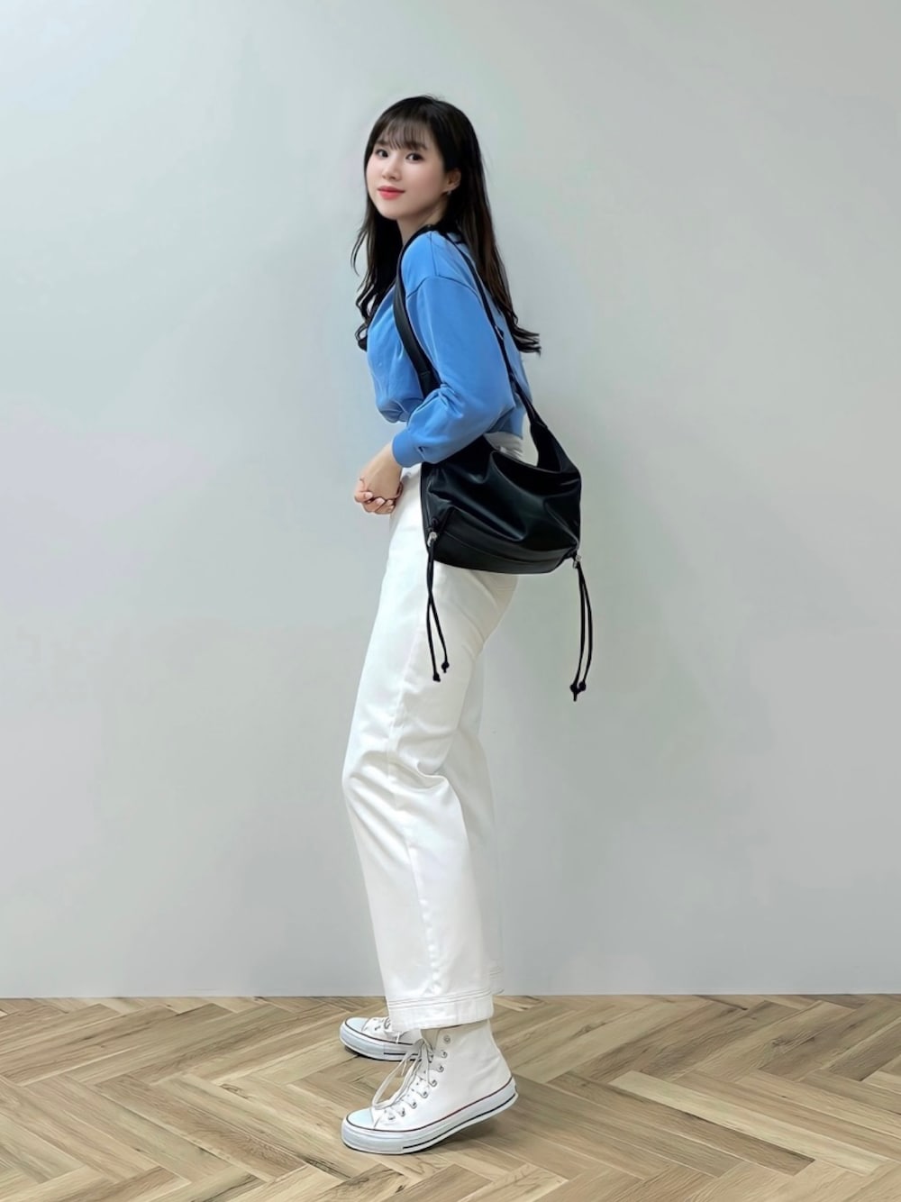 「ootd、earth music&ecology、高身長女子、シンプルコーデ、スウェット、スニーカーコーデ、プチプラ、着回しコーデ、ベーシック、韓国ファッション、休日スタイル、パンツスタイル」｜「earth music&ecologyのコットンツイルバギーパンツ（その他パンツ、ホワイト系）」を使った、jiyeonさん（レディース・170cm）の冬コーディネートの1枚目の写真