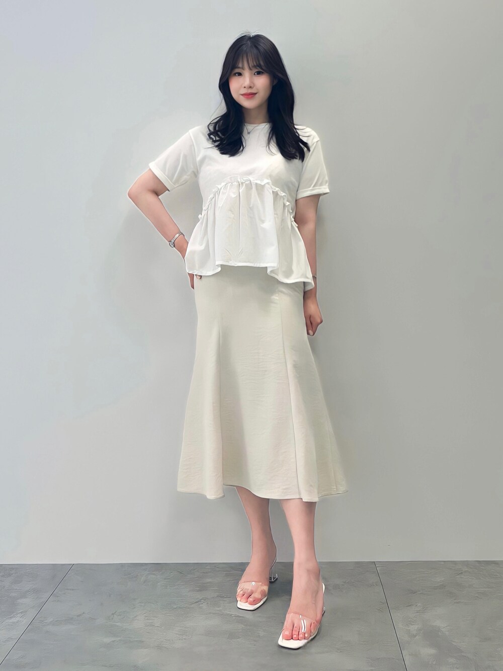 「オトナ女子、大人コーデ、プチプラ、シンプル、earth music&ecology、高身長女子、着回しコーデ、体型カバー、マーメイドスカート、ootd、デート、韓国ファッション、夏コーデ、骨格ウェーブ、ホワイトコーデ」｜「earth music&ecologyのドッキングギャザープルオーバー（Tシャツ/カットソー、ホワイト系）」を使った、jiyeonさん（レディース・170cm）の夏コーディネートの1枚目の写真