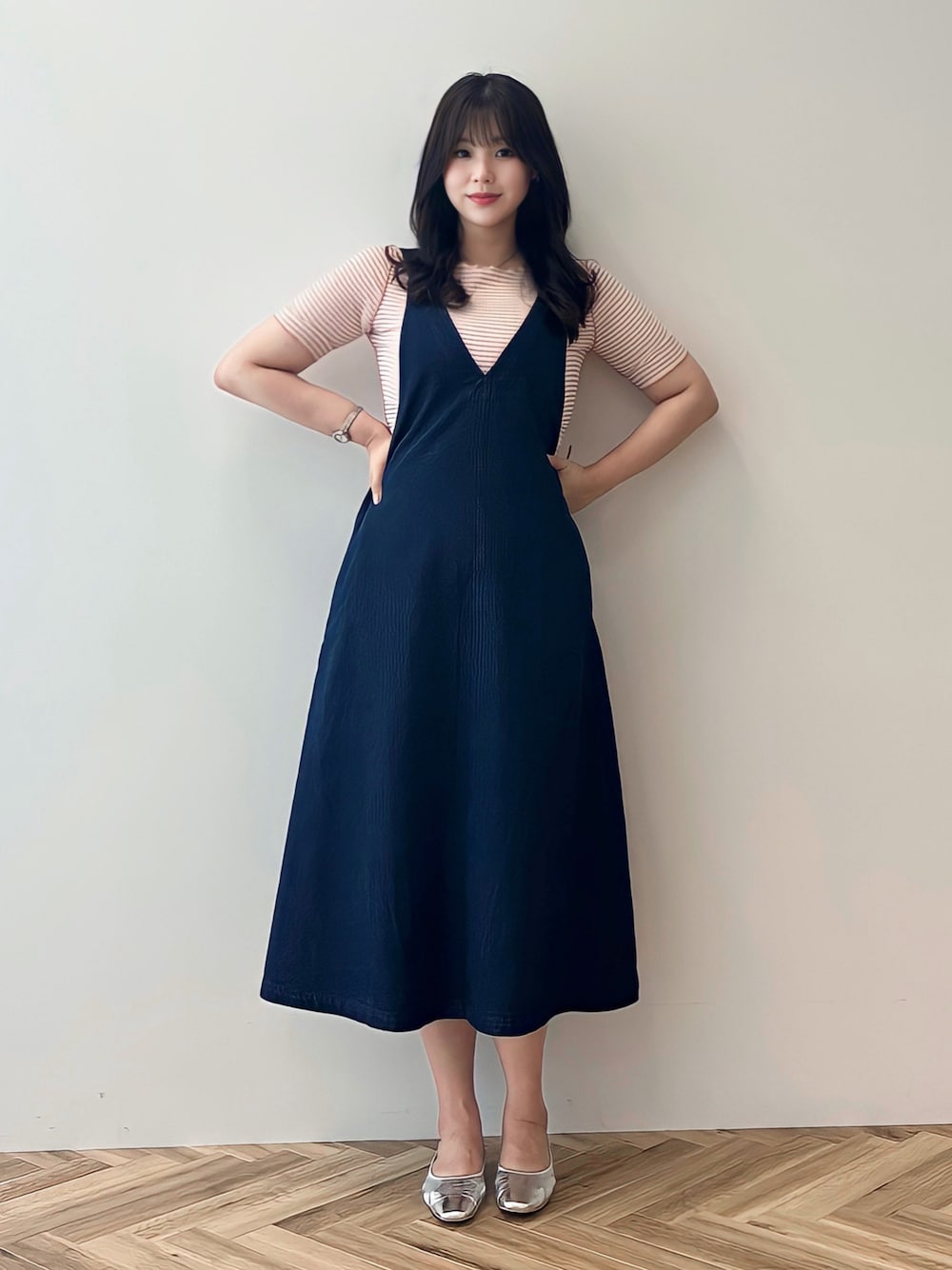 「ジャンスカ、デニム、デニムスカート、高身長女子、earth music&ecology、韓国ファッション、ガーリー、シンプルコーデ、休日スタイル、大人カジュアル、骨格ウェーブ、プチプラ、着回しコーデ、ootd」｜「earth music&ecologyのデニムジャンスカ（ワンピース、ブルー系）」を使った、jiyeonさん（レディース・170cm）の夏コーディネートの1枚目の写真