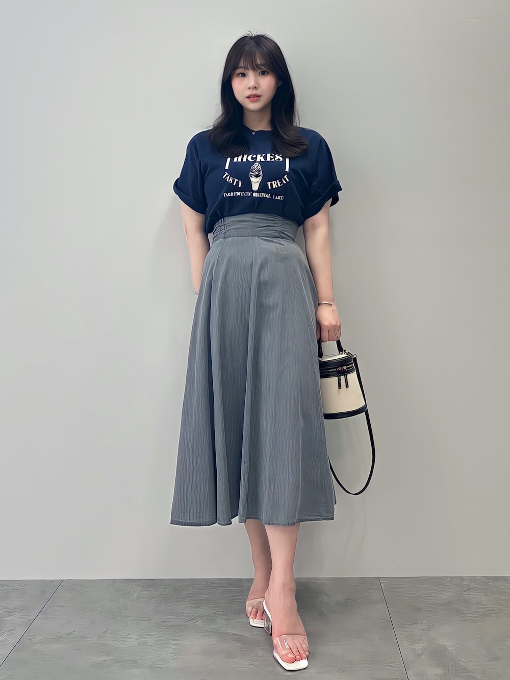 「きれいめカジュアル、オトナ女子、カジュアルコーデ、earth music&ecology、高身長女子、韓国ファッション、プチプラ、夏コーデ、デート、シンプルコーデ、デニム、ロングスカート、着回しコーデ、ootd」｜「earth music&ecologyのアイスプリントロゴTEE（Tシャツ/カットソー、ブルー系）」を使った、jiyeonさん（レディース・170cm）の夏コーディネートの1枚目の写真