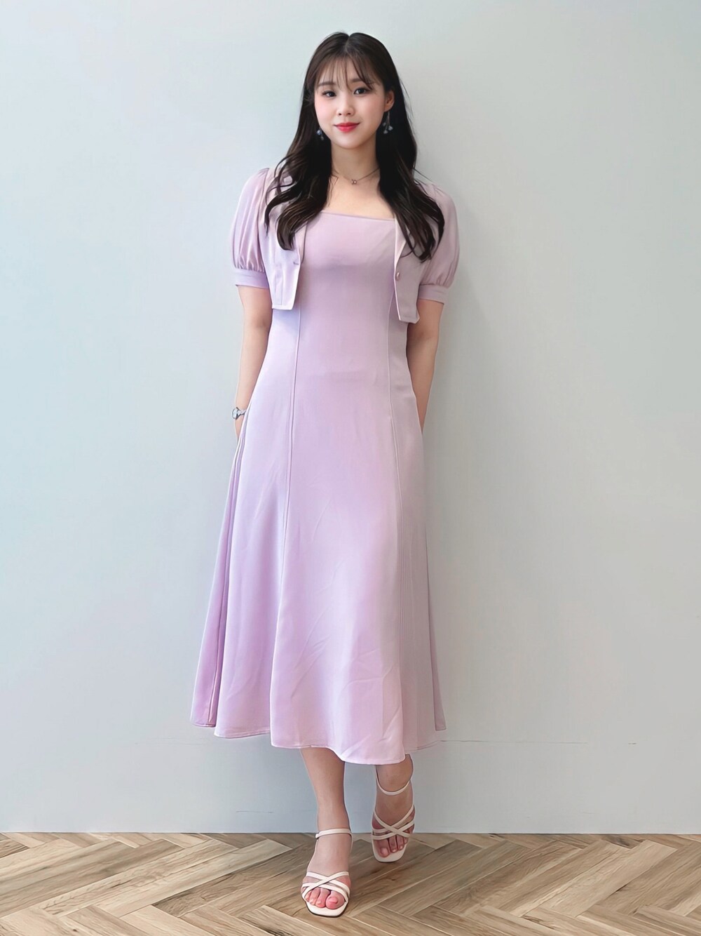 「夏コーデ、シンプル、キレイめコーデ、ガーリー、サンダルコーデ、ピンク、プチプラ、earth music&ecology、高身長女子、韓国ファッション、ootd、セットアップ、ワンピース、ショート丈トップス、夏」｜「earth music&ecologyのSET2点パフブラウス+キャミドレ（ワンピース、ピンク系）」を使った、jiyeonさん（レディース・170cm）の春コーディネートの1枚目の写真