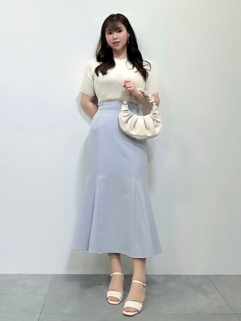 「お出かけコーデ日記、大人カジュアル、お出かけコーデ、オトナ女子、きれいめカジュアル、春夏コーデ、今日のコーデ、マーメイドスカート、高身長女子、earth music&ecology、韓国ファッション、プチプラ、休日コーデ、デート、パステルカラー」｜「earth music&ecologyのフレアマーメイドスカート（スカート、グレー系）」を使った、jiyeonさん（レディース・170cm）の春コーディネートの1枚目の写真