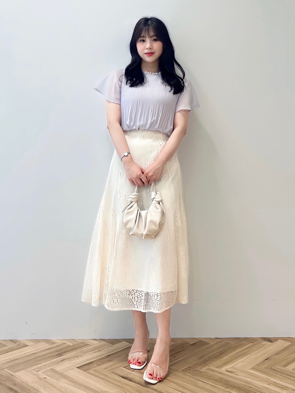 「夏コーデ、大人コーデ、おでかけコーデ、デート、韓国ファッション、earth music&ecology、高身長女子、レーススカート、シアートップス、通勤コーデ、ブラウス、着回し、ootd、パステルカラー」｜「earth music&ecologyのフラワーレースマーメイドスカート（スカート、ホワイト系）」を使った、jiyeonさん（レディース・170cm）の夏コーディネートの1枚目の写真