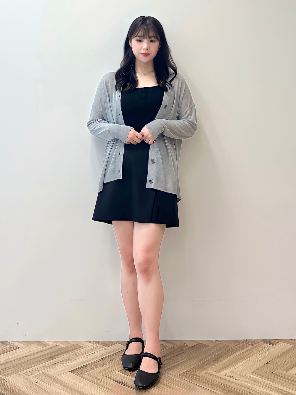 「シンプルコーデ、ガーリー、高身長女子、韓国ファッション、earth music&ecology、着回しコーデ、プチプラ、ビックシルエット、ootd、休日コーデ、骨格ウェーブ、ミニスカート、ブラックコーデ、接触冷感」｜「earth music&ecologyの接触冷感シアーBIGカーディガン（カーディガン/ボレロ、グレー系）」を使った、jiyeonさん（レディース・170cm）の夏コーディネートの1枚目の写真