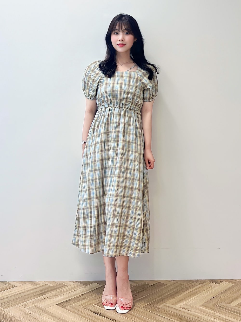 「夏コーデ、キレイめカジュアル、休日スタイル、夏、骨格ウェーブ、韓国ファッション、earth music&ecology、ロングワンピース、チェック、プチプラ、ガーリー、デート、ootd」｜「earth music&ecologyのホルターネックシャーリングワンピース（ワンピース、ブルー系）」を使った、jiyeonさん（レディース・170cm）の夏コーディネートの1枚目の写真