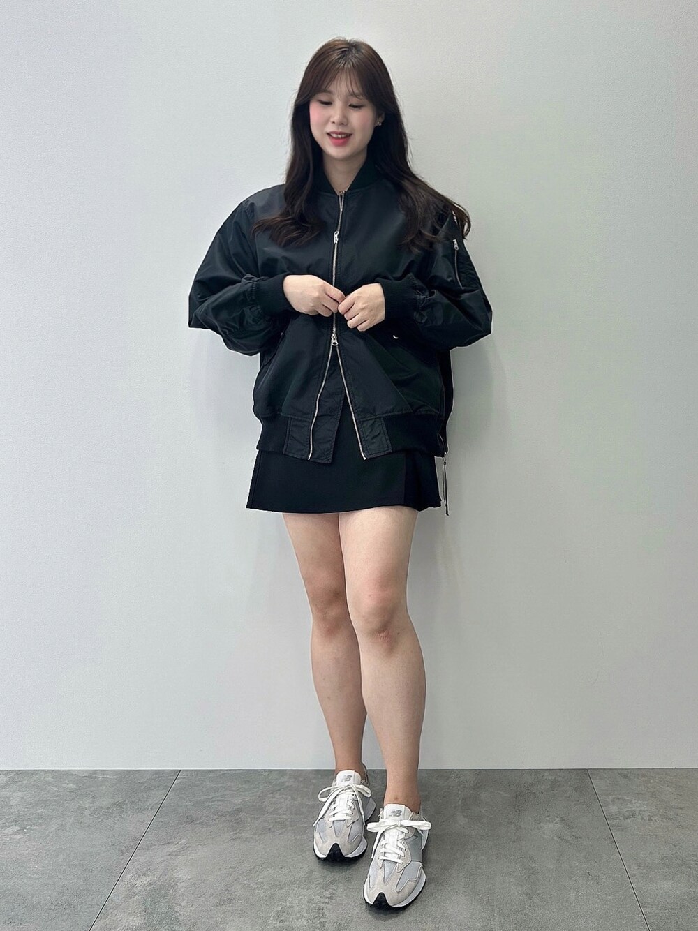 「秋服まるっと大公開、秋服、秋先取りコーデ、休日コーデ、楽チンコーデ、シンプルコーデ、カジュアルコーデ、高身長コーデ、MA-1、アウター、ブルゾン、earth music&ecology、韓国ファッション、ゆったりコーデ、ootd」｜「earth music&ecologyのBIG MA-1（MA-1、ブラック系）」を使った、jiyeonさん（レディース・170cm）の秋コーディネートの1枚目の写真