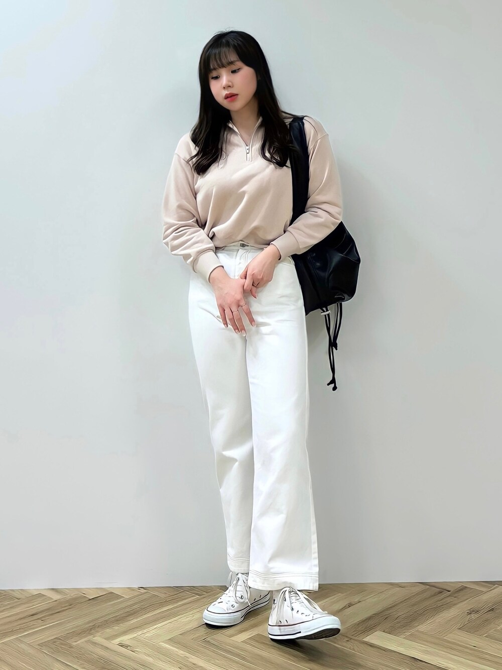 「シンプルスタイル、着回しコーデ、休日コーデ、春コーデ、earth music&ecology、高身長女子、韓国ファッション、シンプル、スニーカーコーデ、ラクチンコーデ、プチプラ」｜「earth music&ecologyのコットンツイルバギーパンツ（その他パンツ、ホワイト系）」を使った、jiyeonさん（レディース・170cm）の冬コーディネートの1枚目の写真