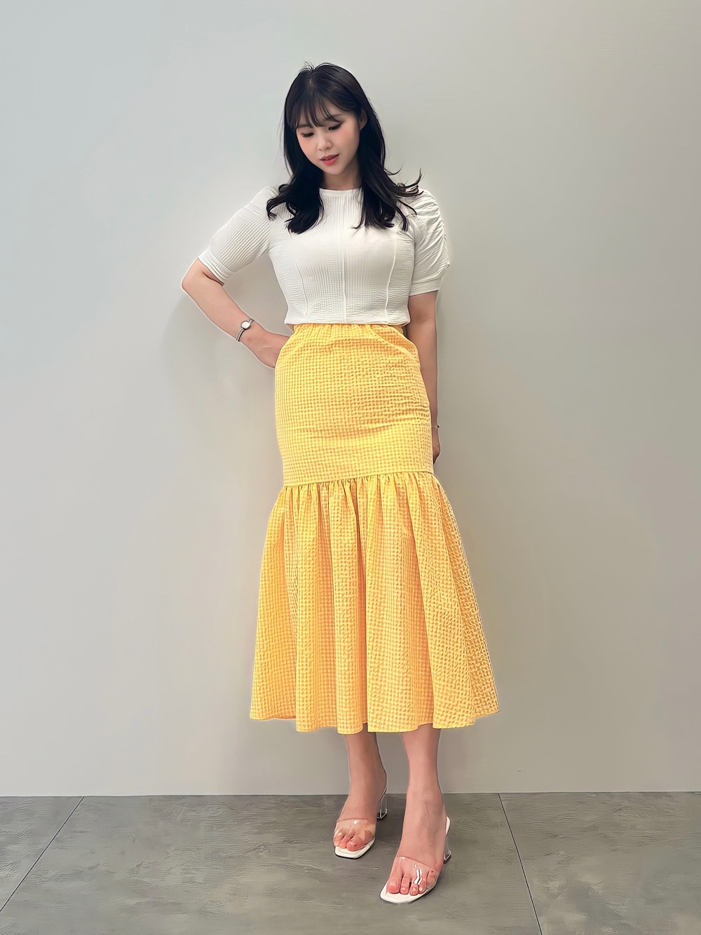 「きれいめカジュアル、キレイめ、オトナ女子、プチプラ、夏コーデ、高身長女子、大人コーデ、楽チンコーデ、着回しコーデ、ootd、デートコーデ、プチプラコーデ、韓国ファッション、イエロー、チェック」｜「earth music&ecologyのアイテム（トップス、ホワイト系）」を使った、jiyeonさん（レディース・170cm）の夏コーディネートの1枚目の写真