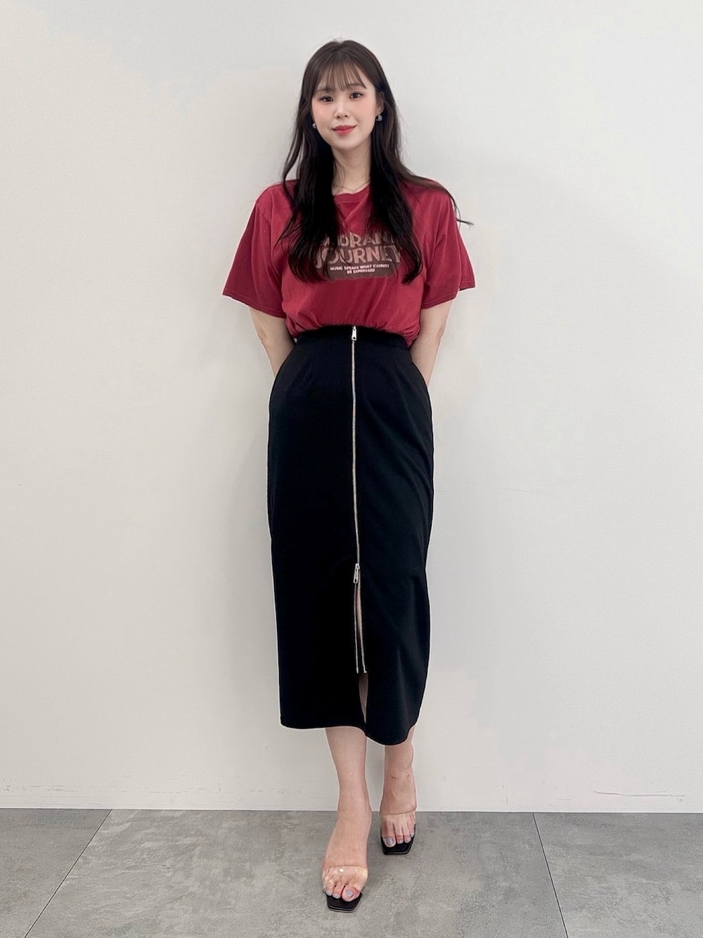 「ロゴT、テーマパークコーデ、楽チンコーデ、夏ファッション、シンプルコーデ、プチプラ、outfit、ロゴ、韓国ファッション、高身長女子、earth music&ecology、梅雨コーデ、着回しコーデ、Tシャツ、休日スタイル」｜「earth music&ecologyのウ゛ィンテージライクツアーTee（Tシャツ/カットソー、ピンク系）」を使った、jiyeonさん（レディース・170cm）の夏コーディネートの1枚目の写真