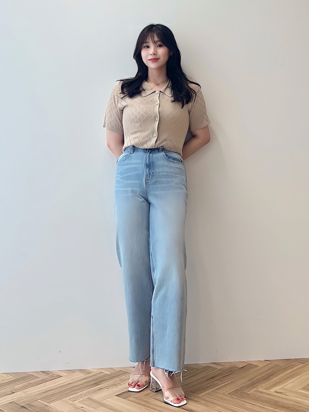 「夏、シンプルコーデ、デニム、パンツスタイル、大人カジュアル、高身長女子、骨格ウェーブ、シンプル、earth music&ecology、韓国ファッション、プチプラ、着回しコーデ、ootd、ニット」｜「earth music&ecologyのヴィンテージ加工セルフカットワイドデニム（デニムパンツ、ブルー系）」を使った、jiyeonさん（レディース・170cm）の夏コーディネートの1枚目の写真