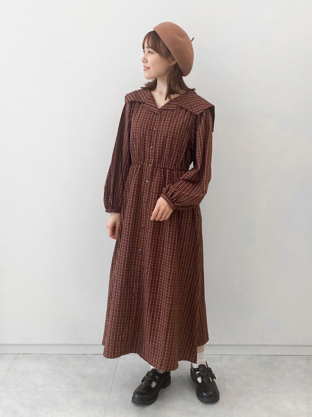 「秋のコーデ、チェック柄、ガーリー、プチプラ、チェックワンピース、プチプラコーデ、ehka sopo、ブラウンコーデ、秋服準備はじめました」｜「ehka sopoのバスクベレー（ハンチング/ベレー帽、イエロー系）」を使った、あべさん（レディース・156cm）の秋コーディネートの1枚目の写真