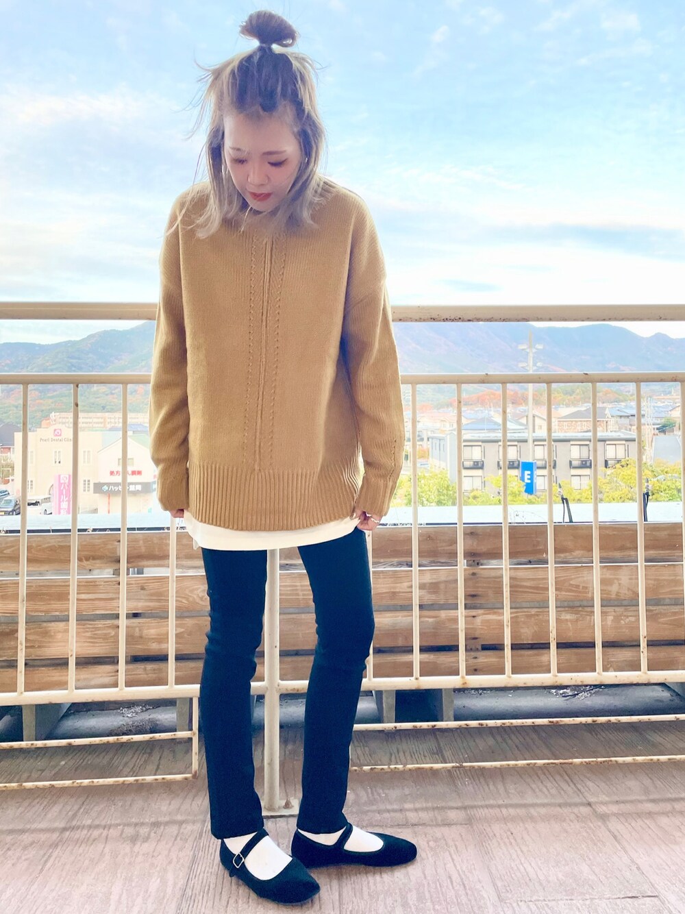 「大人カジュアル、オトナカジュアル、オトナ女子、シンプル、ニットコーデ、レイヤードスタイル、黒スキニー、SOMETHING、カンフーシューズ、SVEC(SVEC)、高身長女子、高身長コーデ、冬コーデ、キイロ、休日コーデ」｜「HONEYSUCKLE ROSEの【HONEYSUCKLE ROSE】アウトリンキングニット（ニット/セーター、イエロー系）」を使った、えりー👻さん（レディース・173cm）の冬コーディネートの1枚目の写真