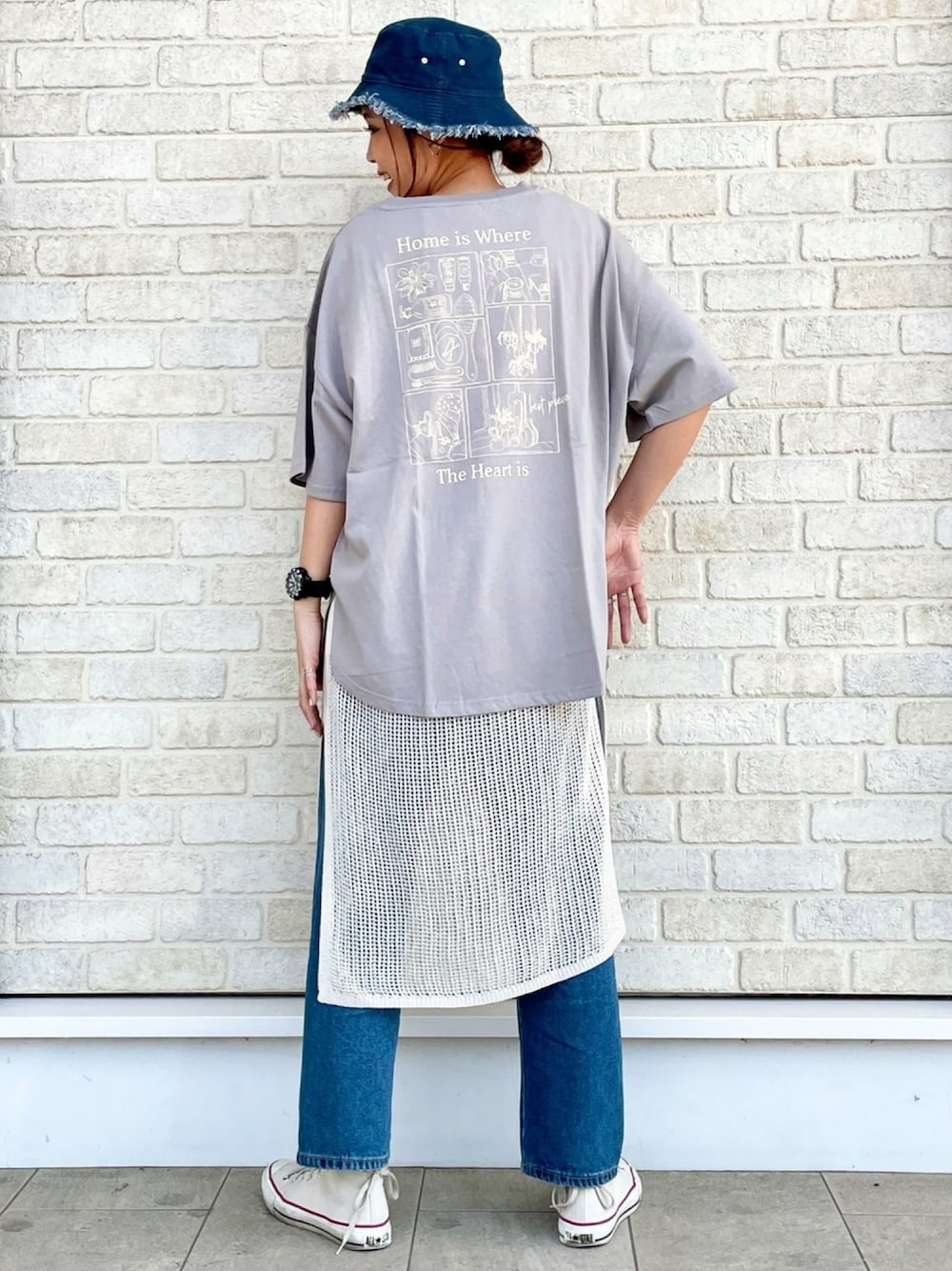 グレー系のTシャツ/カットソー、ホワイト系のワンピース、ホワイト系のスニーカーを着用したレディースの夏コーディネートの1枚目の写真