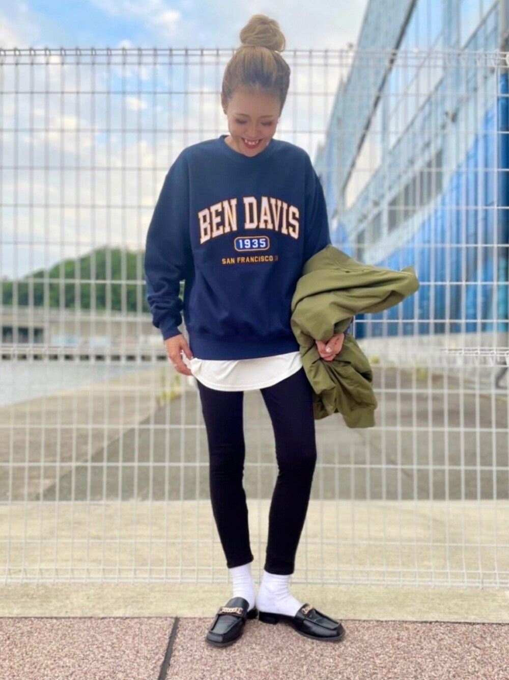 ブルー系のスウェット、ホワイト系のTシャツ/カットソー、ブラック系のその他パンツを着用したレディースの冬コーディネートの1枚目の写真
