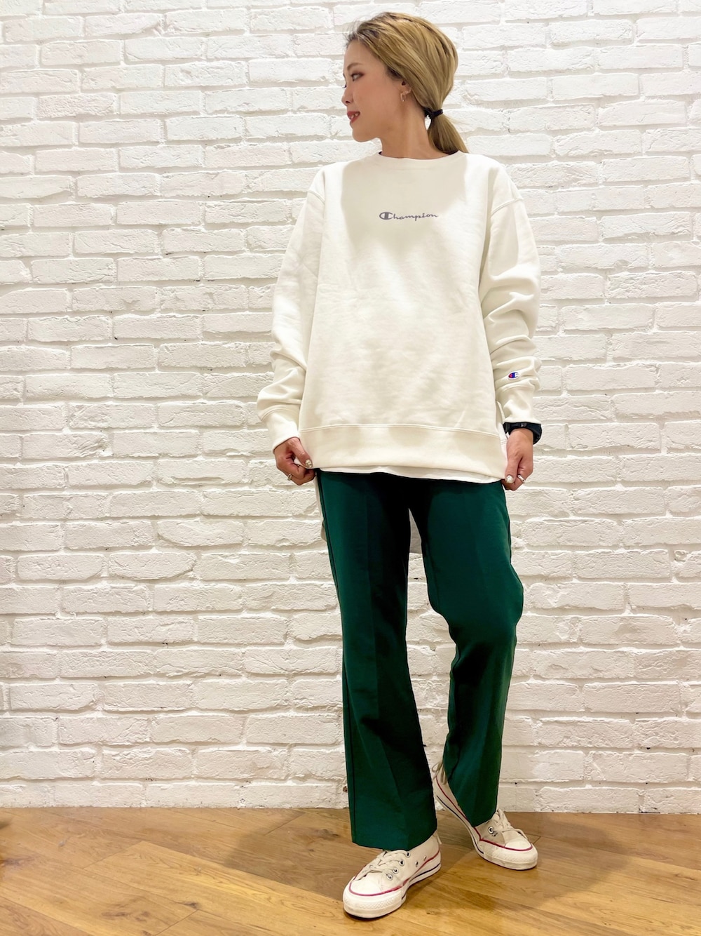 「ゆったりコーデ、お出かけコーデ、カラーパンツ、フレアパンツ、裏ボア、あったかコーデ、Champion、冬コーデ、カジュアル、大人カジュアル、オトナカジュアル、高身長女子、高身長コーデ、おしゃれさんと繋がりたい」｜「Championの【Champion】裏ボアロゴ刺繍トレーナー（スウェット、ホワイト系）」を使った、えりー👻さん（レディース・173cm）の冬コーディネートの1枚目の写真