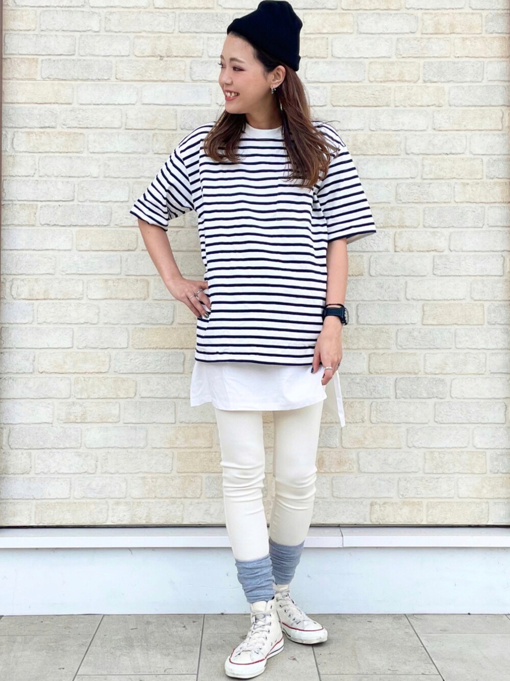 ホワイト系のTシャツ/カットソー、ホワイト系のその他パンツ、ホワイト系のスニーカーを着用したレディースの夏コーディネートの1枚目の写真