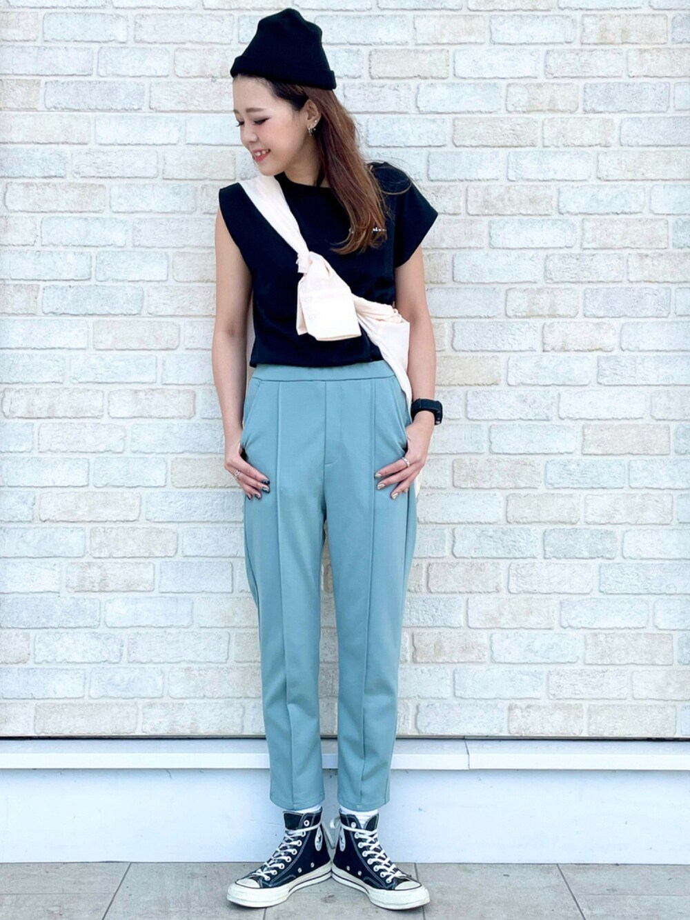 ブラック系のTシャツ/カットソー、ホワイト系のシャツ/ブラウス、グリーン系のその他パンツを着用したレディースの夏コーディネートの1枚目の写真