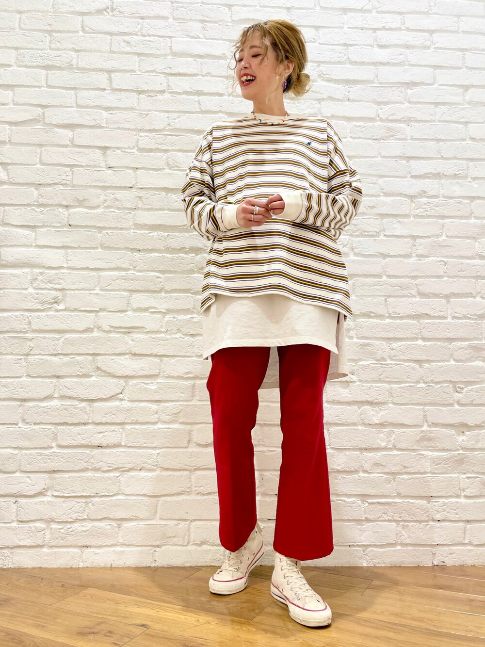 ホワイト系のTシャツ/カットソー、レッド系のスラックス、ホワイト系のスニーカーを着用したレディースの春コーディネートの1枚目の写真