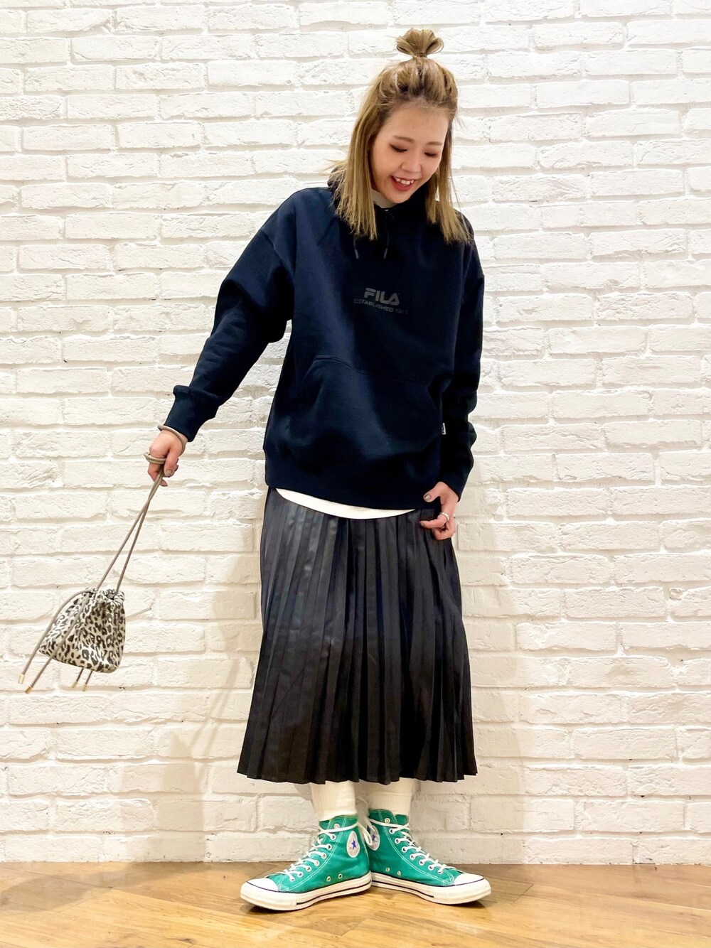 ブラック系のパーカー、ホワイト系のTシャツ/カットソー、ブラック系のスカートを着用したレディースの冬コーディネートの1枚目の写真