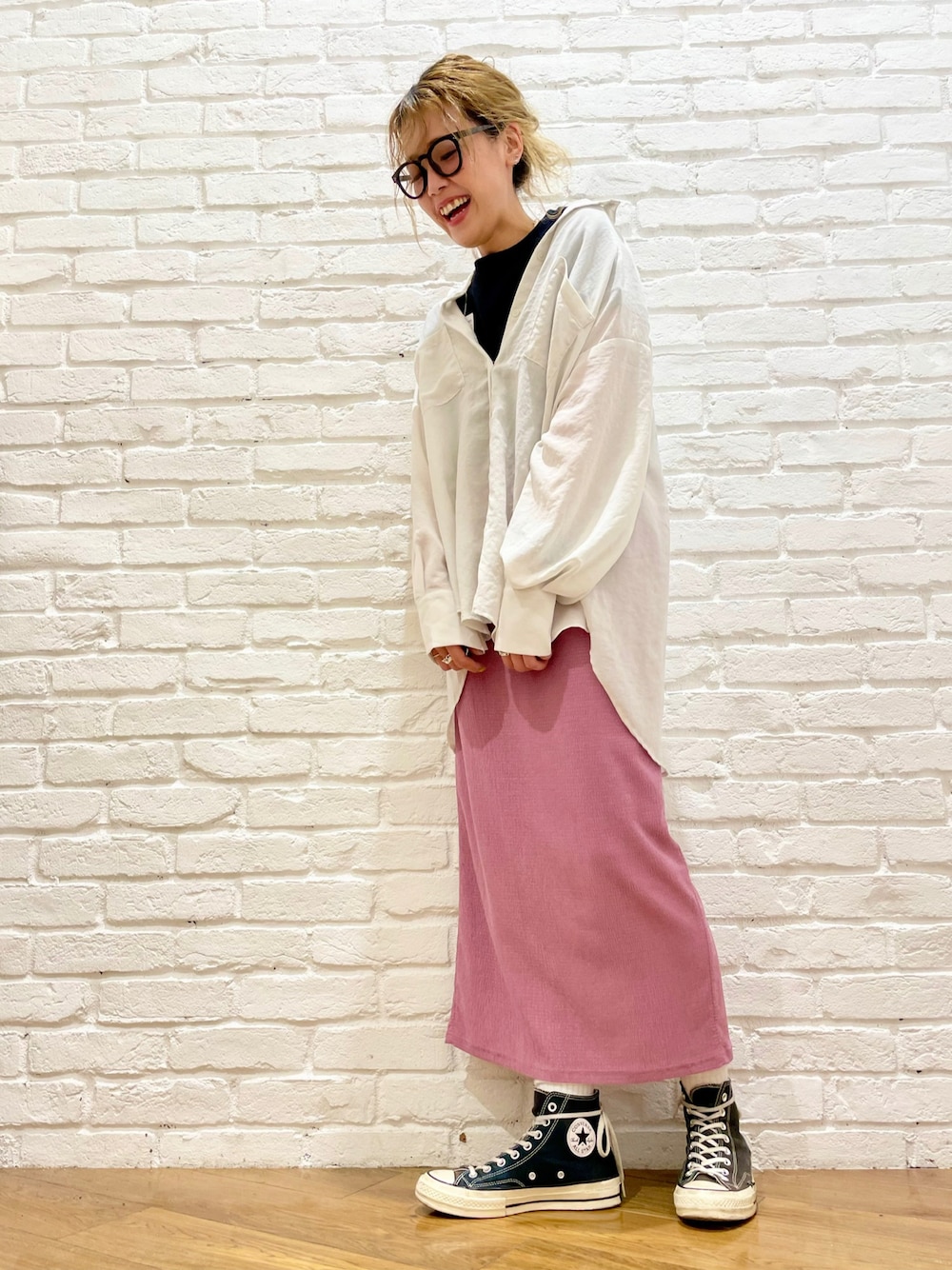 ブラック系のTシャツ/カットソー、グレー系のシャツ/ブラウス、ピンク系のスカートを着用したレディースの春コーディネートの1枚目の写真