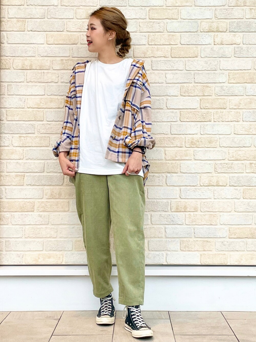 ホワイト系のTシャツ/カットソー、ベージュ系のシャツ/ブラウス、グリーン系のその他パンツを着用したレディースの秋コーディネートの1枚目の写真