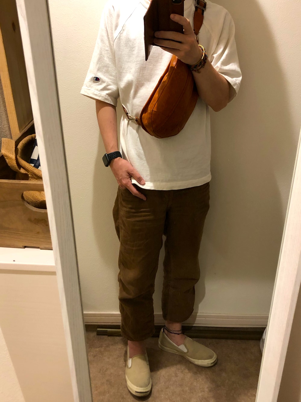 「スニーカー、白Tシャツ、リネンパンツ、スリッポン」｜「JOURNAL STANDARDのアイテム（その他パンツ、ブラウン系）」を使った、NOBさん（メンズ・169cm）の夏コーディネートの1枚目の写真