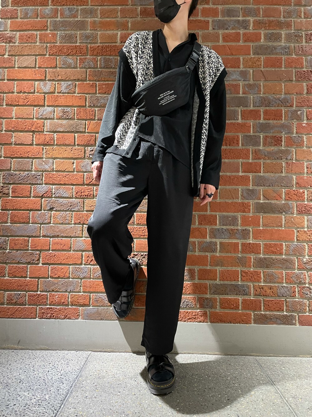 「black、Dr.Martens、モード系、休日スタイル、DIESEL、Ellno Loset、ootd、メンズコーデ、メンズファッション」｜「Ellno Losetのジオメ柄ニットベスト（セットアップ対応）（ベスト、ブラック系）」を使った、kuma6s24さん（メンズ・184cm）の秋コーディネートの1枚目の写真