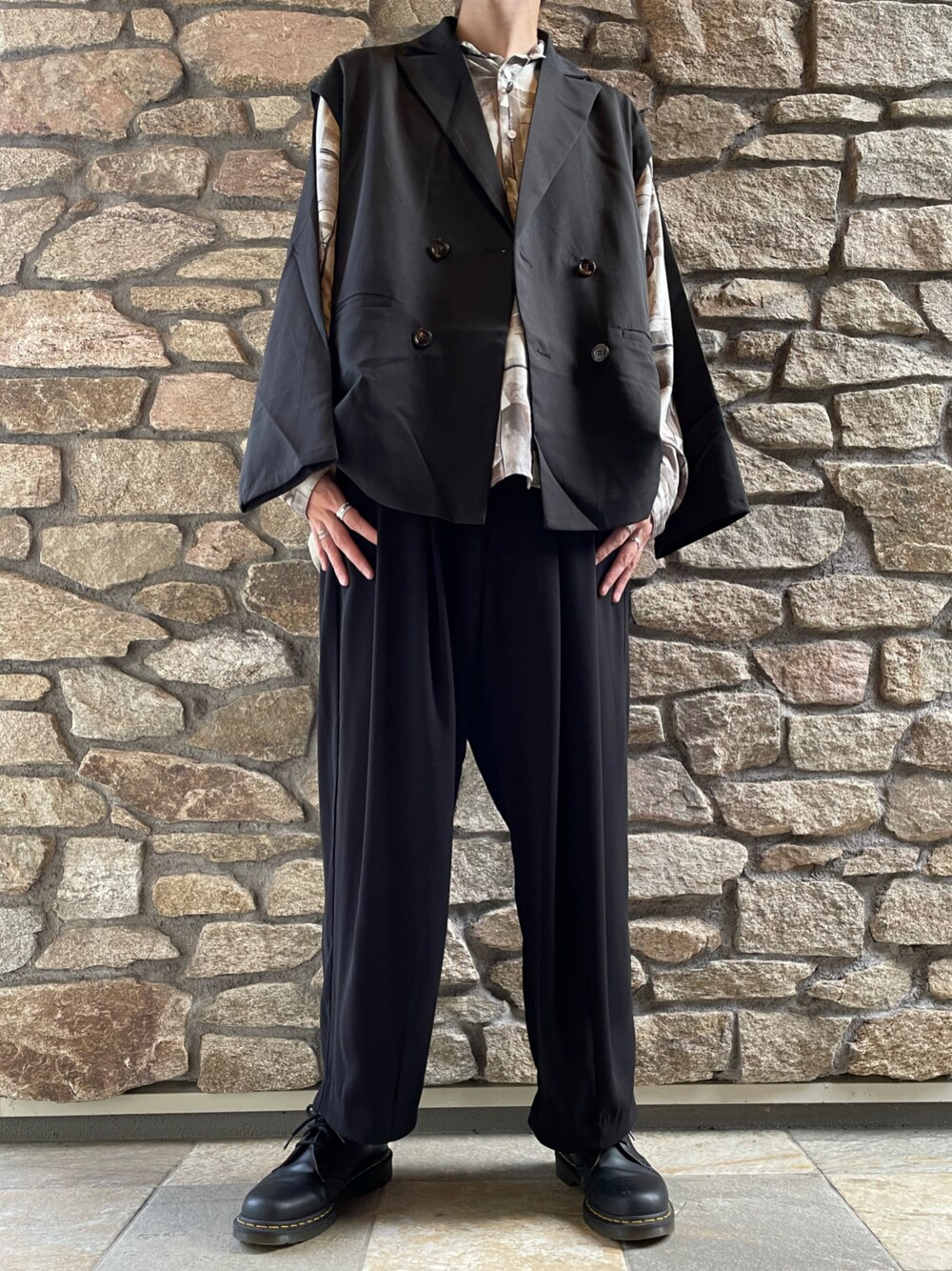グレー系のシャツ/ブラウス、ブラック系のテーラードジャケット、ブラック系のスラックスを着用したメンズの秋コーディネートの1枚目の写真