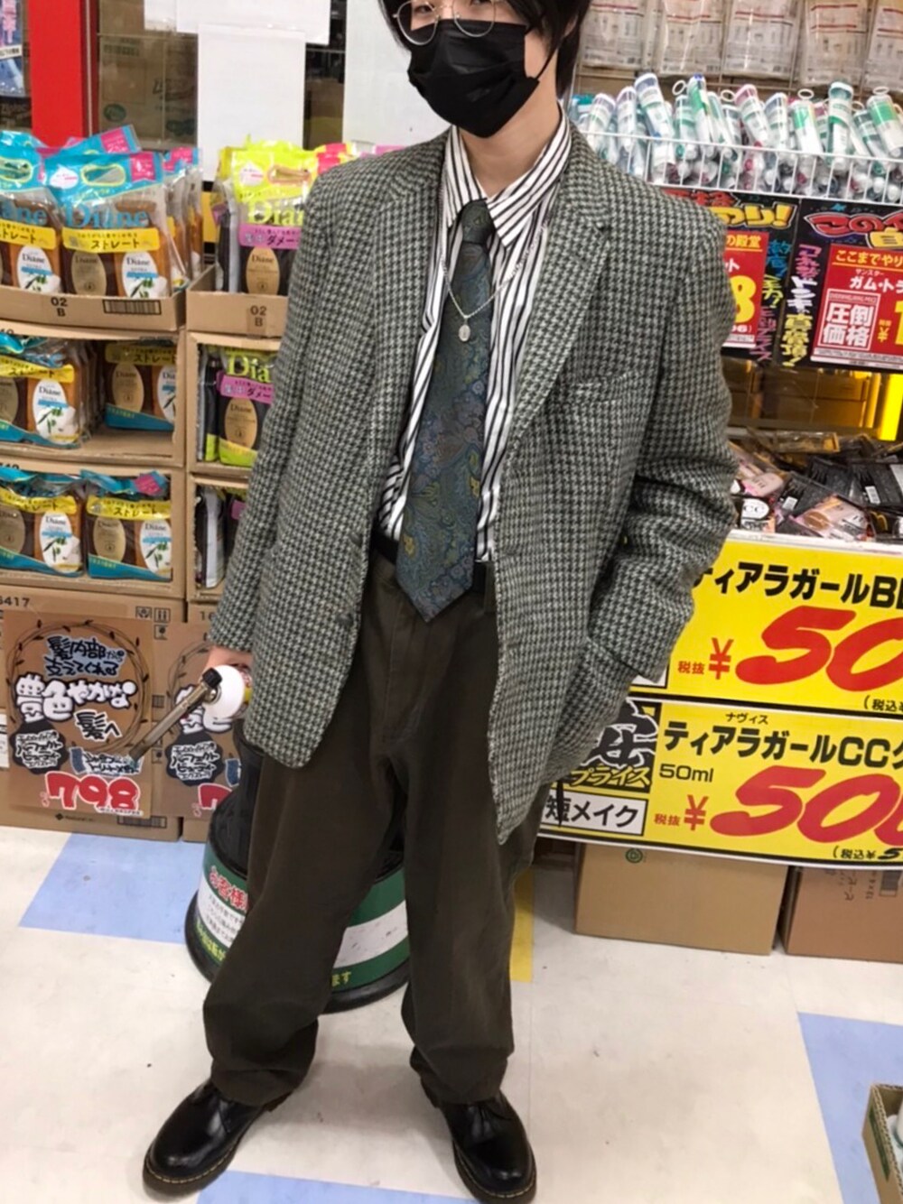 「キレイめ、古着、コーデュロイ、コーデュロイパンツ、古着MIX、古着コーデ、古着好きな人と繋がりたい、古着屋、古着男子、古着ミックス、ジャケット、ネクタイ、サスペンダー、シャツスタイル」｜「HARRIS TWEEDのアイテム（テーラードジャケット、グリーン系）」を使った、iceman114514さん（メンズ・170cm）の春コーディネートの1枚目の写真