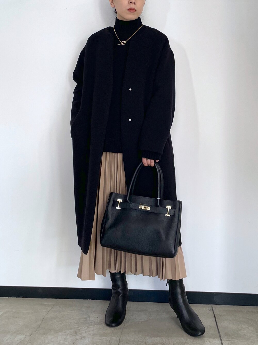 「未来のWEARISTAプロジェクト、シンプルスタイル、あったかコーデ、今日のコーデ、きれいめカジュアル、着回しコーデ、冬コーデ、シンプルコーデ、ハイネック、ショートブーツ、冬アウター、ブーツスタイル、黒、スカートスタイル、レザースカート」｜「OUVRAGE CLASSEのキーネックノーカラーコート（ノーカラーコート、ブラック系）」を使った、hanaさん（レディース・160cm）の秋コーディネートの1枚目の写真