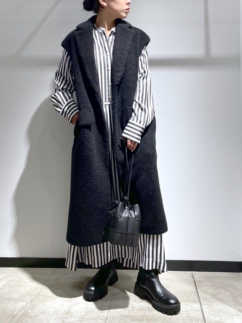 「モノトーン、ロングワンピース、秋コーデ、シャツワンピース、ノーカラー、ボアベスト、ロングベスト、ジレ、ボアコート、白黒、ブラックコーデ、ブラック、骨格ストレート、レザー、160cm」｜「OUVRAGE CLASSEの【...& DEAR/アンドディアー】ボアベスト（その他アウター、ブラック系）」を使った、hanaさん（レディース・160cm）の秋コーディネートの1枚目の写真