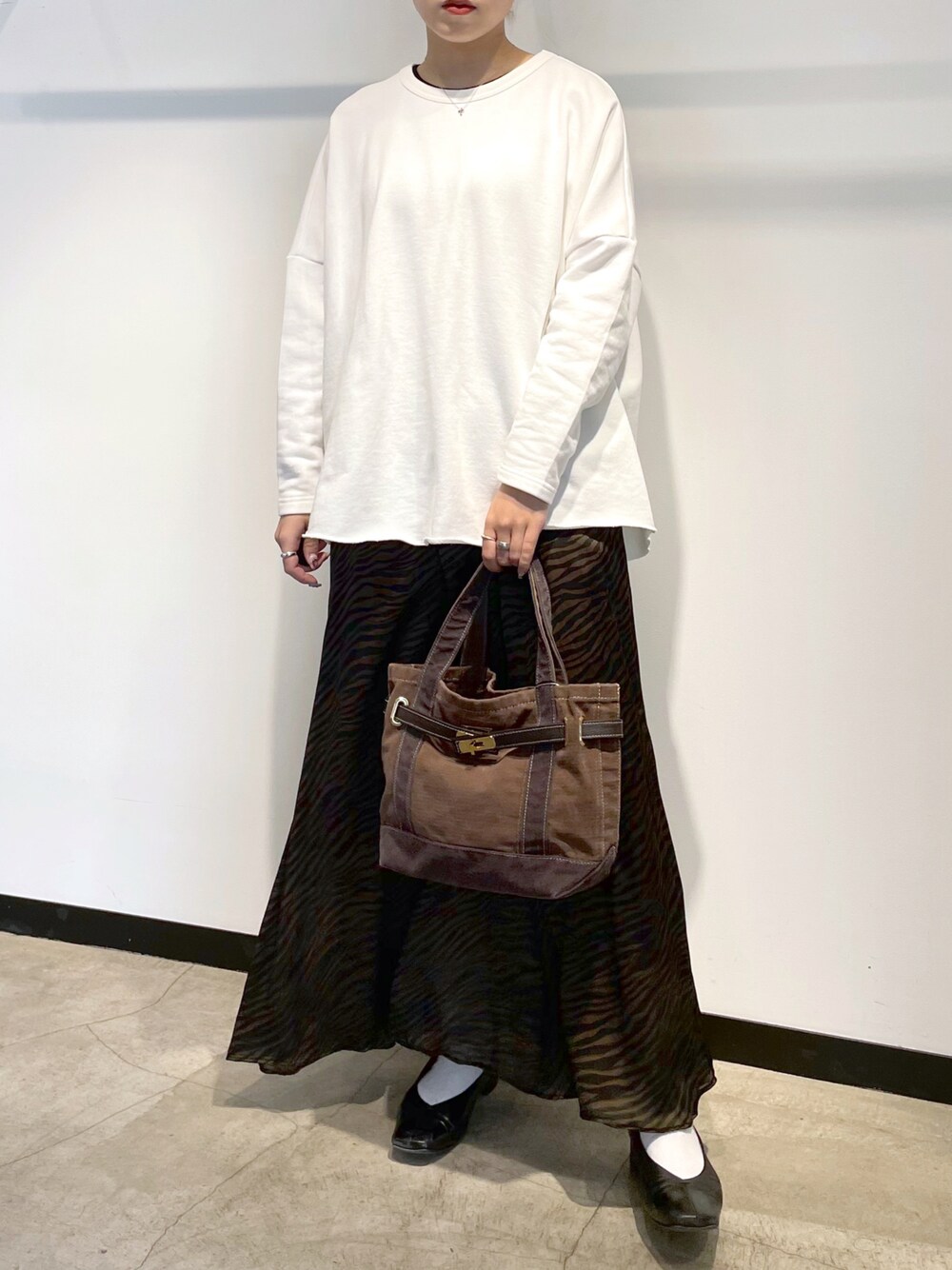 「シンプルコーデ、大人女子、カジュアルコーデ、春コーデ、ロゴスウェット、スウェット、フレアスカート、フラットパンプス、ゼブラ柄、きれいめカジュアル、カジュアル、ootd、フォロバ、相互フォロー、相互フォロー歓迎」｜「OUVRAGE CLASSEのバックプリントスウェットプルオーバー（Tシャツ/カットソー、ホワイト系）」を使った、hanaさん（レディース・160cm）の春コーディネートの1枚目の写真