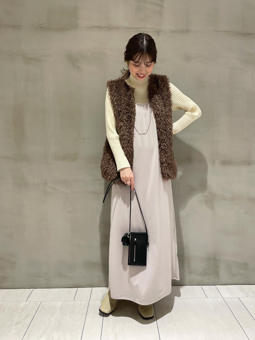「秋服、ワンピース、ワンピーススタイル、ショートブーツ、ブーツ、ファーベスト、ベスト、秋冬コーデ、163cm、163cmコーデ」｜「mysticのアメスリキャミワンピース（ワンピース、グレー系）」を使った、kaoriさん（レディース・163cm）の秋コーディネートの1枚目の写真