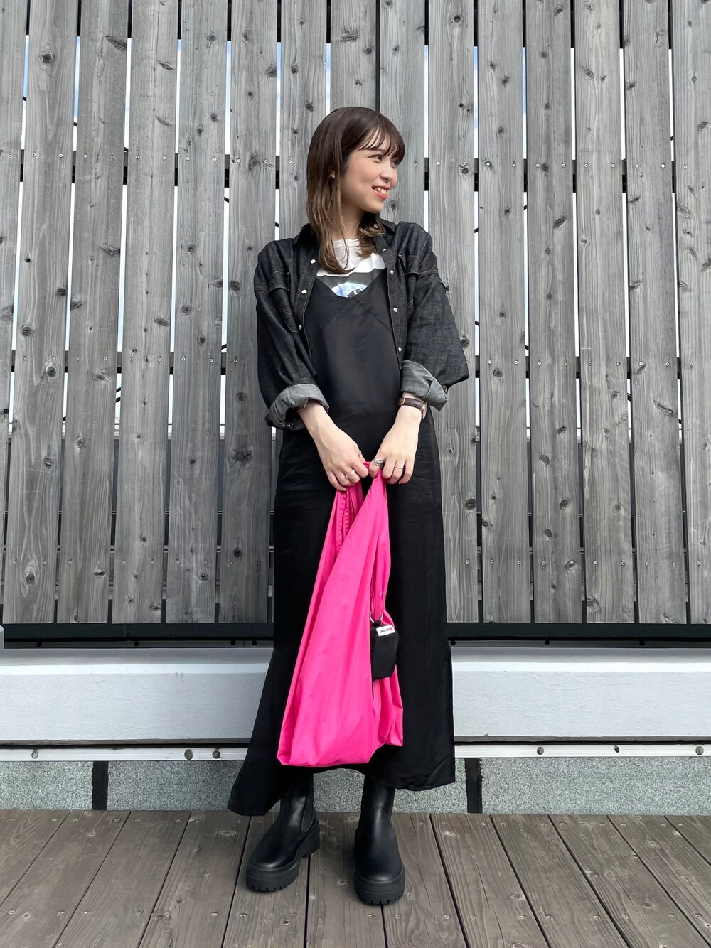 「秋コーデ、お出かけコーデ、大人カジュアル、ショートブーツ、高身長コーデ、白Tシャツ、ブーツ、2021秋トレンド、ワントーンコーデ、ワンピース」｜「mysticのWrangler別注ショートシャツジャケット（ブルゾン、ホワイト系）」を使った、kaoriさん（レディース・163cm）の秋コーディネートの1枚目の写真