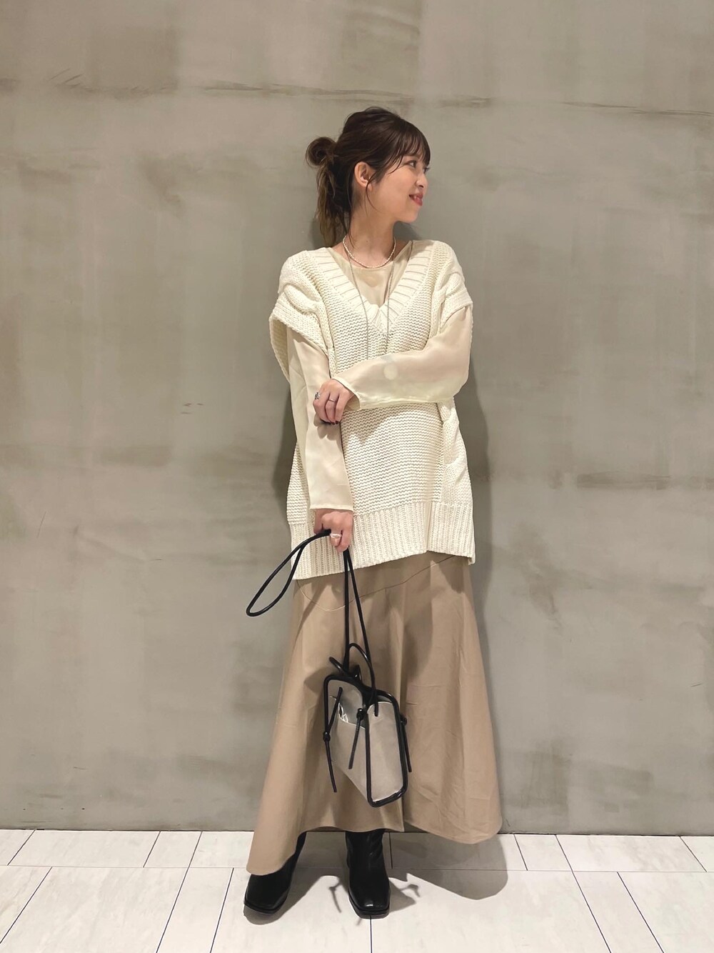 「秋のコーデ、秋服、高身長女子、ケーブルニットベスト、スカート、2021秋トレンド、163cm、レザースカート、スクエアショートブーツ、秋」｜「mysticのケーブルニットベスト（ベスト、ホワイト系）」を使った、kaoriさん（レディース・163cm）の秋コーディネートの1枚目の写真