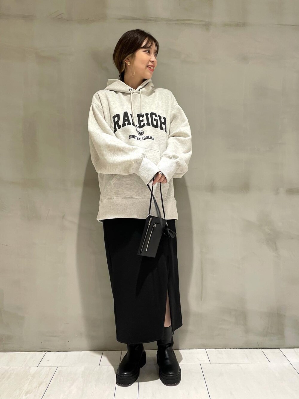 「ボリューム袖、パーカー、パーカーコーデ、スカート、スカートスタイル、冬服、163cmコーデ、163cm、高身長女子、高身長コーデ」｜「mysticのカレッジパーカー（パーカー、ホワイト系）」を使った、kaoriさん（レディース・163cm）の秋コーディネートの1枚目の写真