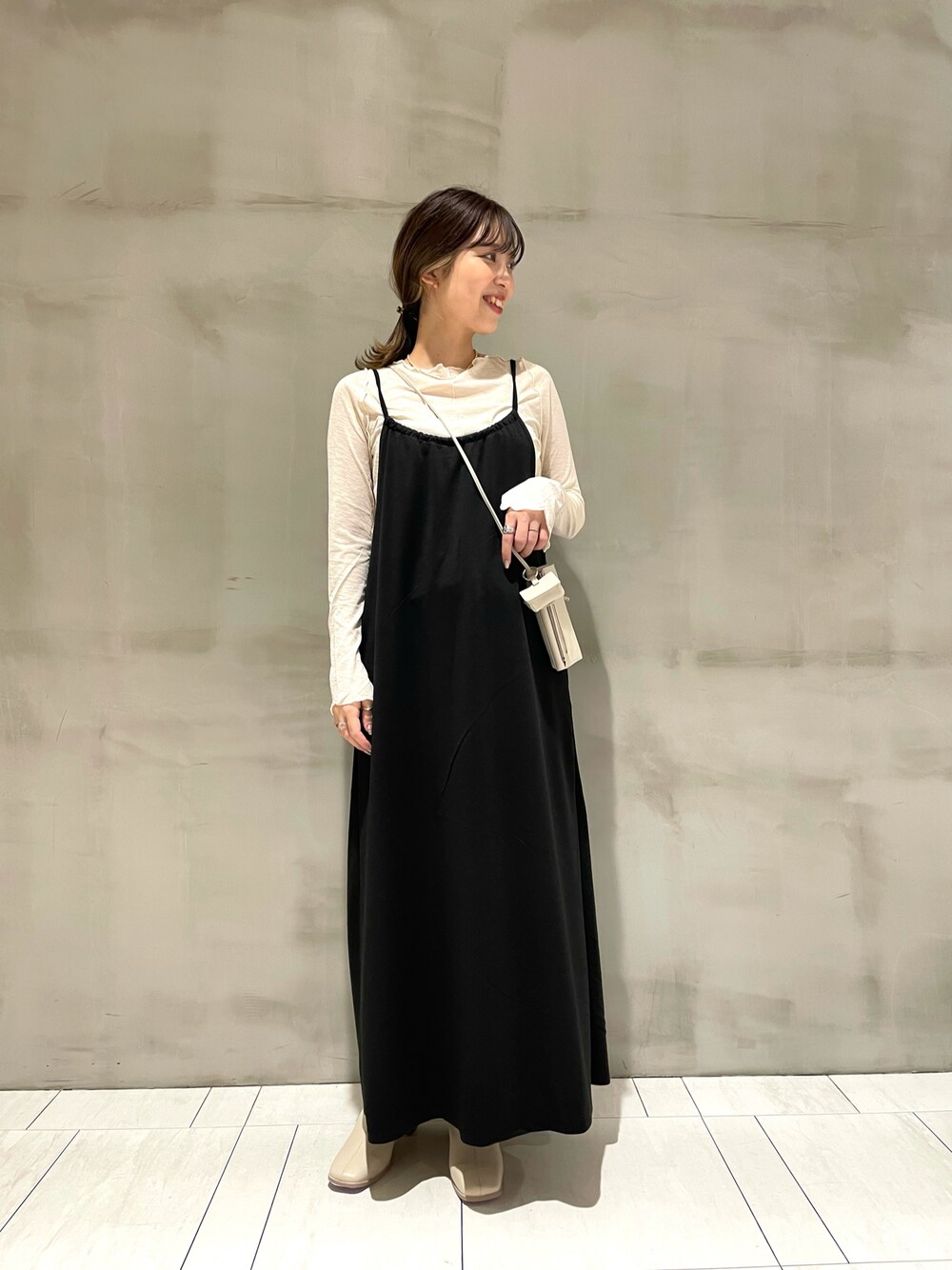「秋冬コーデ、オトナカジュアル、ワンピース、おしゃれさんと繋がりたい、ワンピーススタイル、163cm、163cmコーデ、シアートップス、キャミワンピ、2021AW」｜「mysticのアメスリキャミワンピース（ワンピース、ブラック系）」を使った、kaoriさん（レディース・163cm）の秋コーディネートの1枚目の写真