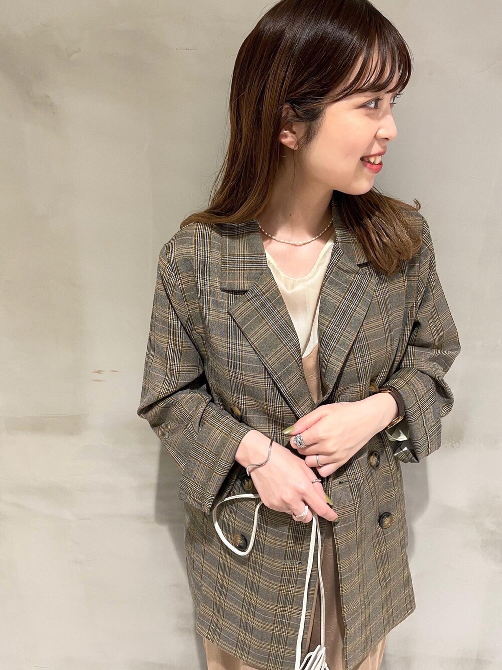 「大人カジュアル、秋色、秋のコーデ、ジャケットスタイル、ダブルテーラージャケット、秋服、ワンピース、ワントーンコーデ、オトナ女子」｜「mysticのダブルテーラージャケット（テーラードジャケット、ベージュ系）」を使った、kaoriさん（レディース・163cm）の秋コーディネートの1枚目の写真